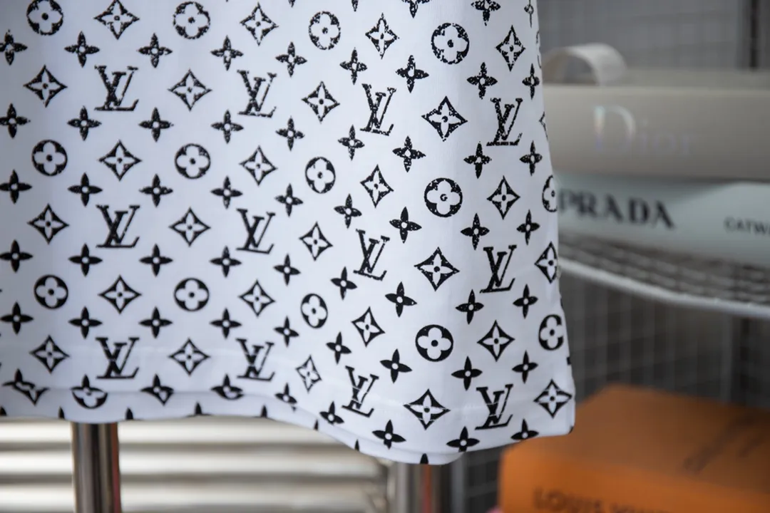 🅿️180 High-quality Lv 2025 early spring new style, MONOGRAM presbyopic gradient short-sleeved T-shirt, which uses digital printing technology to render pixel light and shadow for the Monogram gradient pattern. Its silk-screen texture and knitting effect complement each other, and the logo hardware is customized on the side. Synchronized with the official website, pure cotton fabrics at the counter! Comfortable against the skin, durable and easy to wear, meticulous original craftsmanship, custom-made 260g vat-dyed fabric, very comfortable to the touch, latest brick cabinet synchronization, OS off-shoulder version, fashionable and individual, super versatile and good-looking, very suitable for both men and women, must-have style, hang tag, collar label, washed wheat, complete with three labels S M L XL